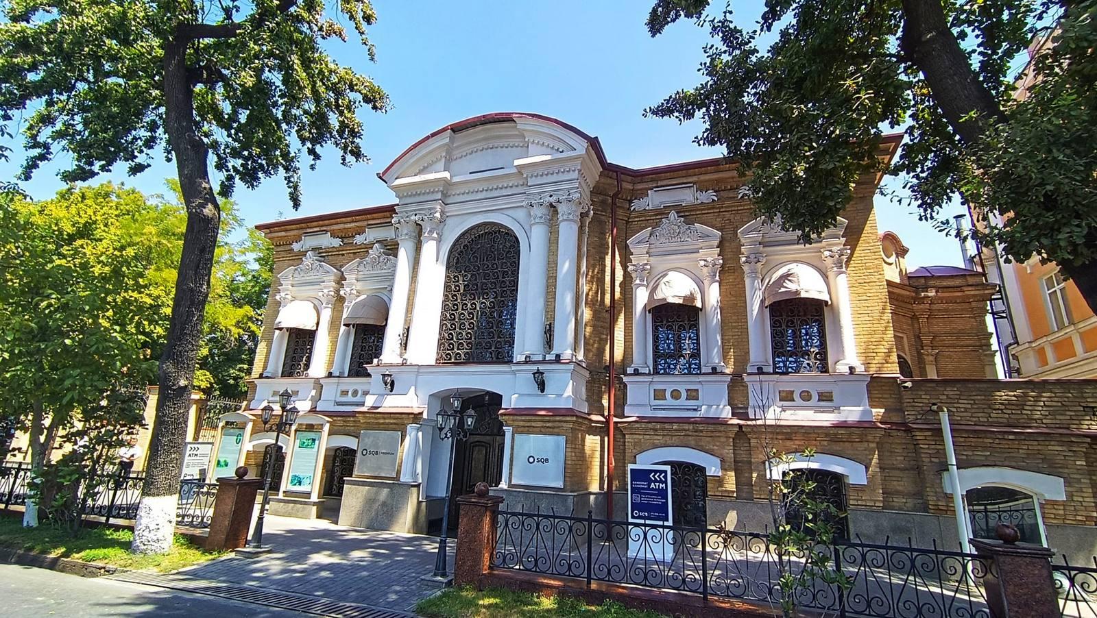 Сквер яқинидаги «Ўзпромстройбанк»